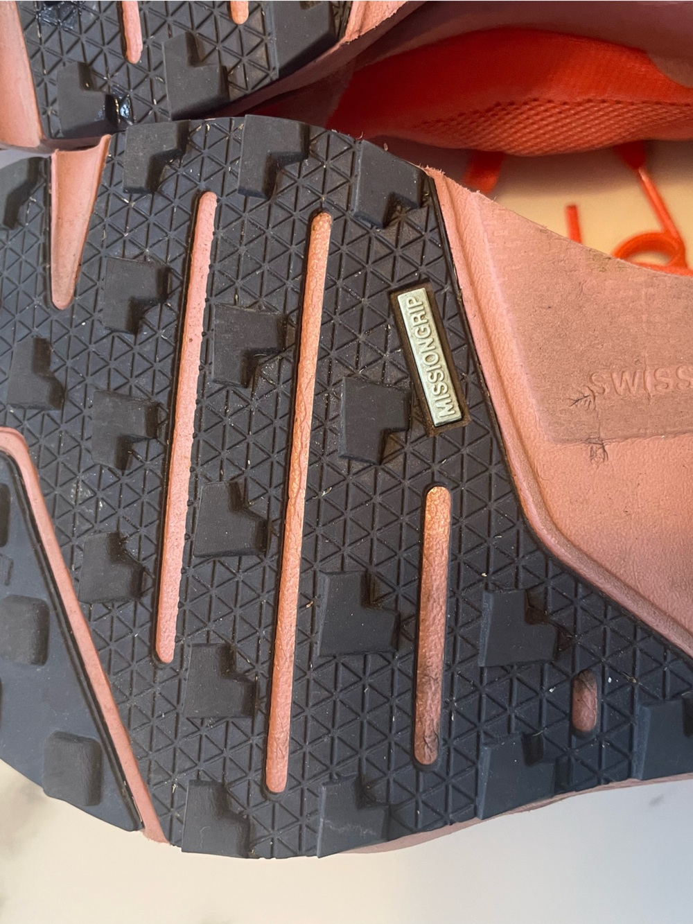 On Cloud Running Women’s size 9 Sneakers w/reflective details - Picture 4 of 5
